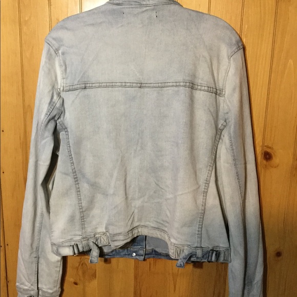 Fashion Nova light wash denim jacket - Picture 2 of 5